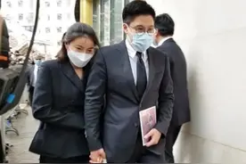 赌王丧礼！霍启刚紧牵郭晶晶霸气护妻，何超琼前夫穿西装独身祭奠图片