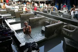疫情失控的印度的大型洗衣场图片