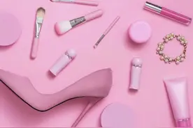 女生的裤兜被喷上热搜，网友知道真相后：这是什么反人类设计？图片