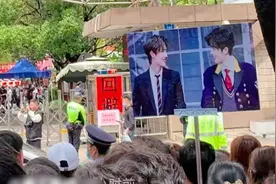 高考又现花式加油：爸爸校门口举蔡徐坤海报，千玺立牌被搬到现场图片