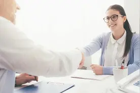 面试官：和异性出差时，宾馆只剩一间房你咋办？女大学生智答图片