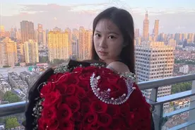 甄子丹17岁女儿晒美照，收99朵玫瑰疑恋爱，吕良伟儿子已暗恋多年图片