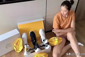 朱婷生日收3双定制球鞋，安德玛有诚意，终于不用穿篮球鞋打排球图片