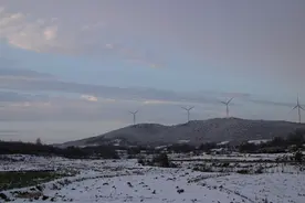 炎热的夏天回忆下去年的冬天会感到一些凉意图片