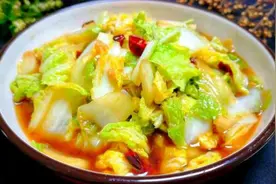 炒白菜，直接炒是大错，大厨教你4个技巧，保证不出水，脆爽入味图片