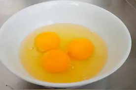 炒鸡蛋怎样做滑嫩不油腻？20年大厨教你3个诀窍，看完明白了图片