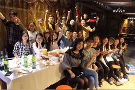 妈妈带6岁儿子参加同学聚会，回家后想看照片，却已被移出群聊图片