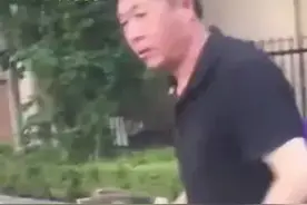 母亲捡垃圾，儿子开豪车全程陪伴图片
