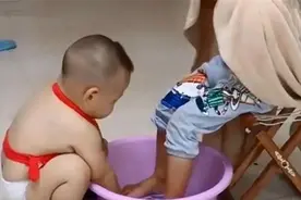 二胎弟弟为了能吃口雪糕，心甘情愿伺候姐姐洗脚，网友：最惨二胎图片