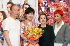 55岁刘嘉玲晒全家福长腿抢镜，妈妈最白弟弟老太多，梁朝伟未出镜图片