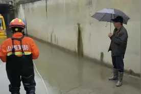 山西运城：降雨接连引发险情 消防紧急施救图片