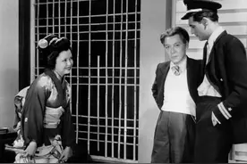 历史难忘瞬间：陪德军坐监的荷兰女子，往美军嘴里倒酒的日本艺伎图片