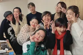 大S离婚后首露面！酒后微醺脸色红润，眼神迷离与朋友环抱很亲密图片