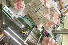 不满银行态度差，大V取走500万现金，银行很强硬：没任何错图片
