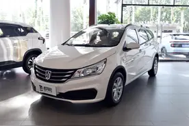 价格最便宜的大后备箱车，而且也是自动挡，带你看宝骏310W图片