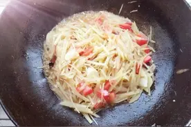 西红柿炒土豆丝，天宇这样炒丝脆、味美，让土豆丝更加好吃图片