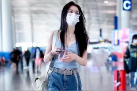 初秋徐璐仍不舍得“藏”蛮腰，穿清凉吊带走机场，依然美美的图片