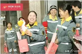 “三八”妇女节致敬城市美容师，奥买家为环卫工送上护手霜和鲜花图片