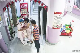 出生十天婴儿呛奶窒息  女护士用口吸痰救下幼小生命图片