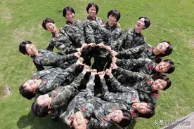 五一小长假：看看女兵们都在忙什么？图片