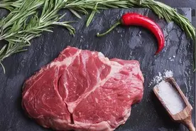 炒牛肉，牛肉一炒就老？大厨教你一招，牛肉不老不柴、滑嫩又爽口图片