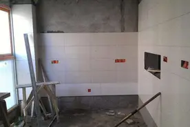 为什么我家瓷砖多处出现空鼓？因为碰上活儿不好，还脾气大的师傅图片