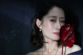 刘敏涛真狠，踩12厘米细高跟鞋出镜，搭配高腰皮裙大秀迷人身材图片