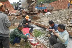 实拍工地大锅饭，有人称好有人说差图片