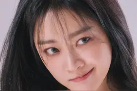 南韩女艺人赵宝儿画报花絮公开，淡紫色妆容，清新不沉闷图片