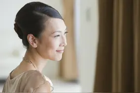 56岁女人懊悔：自从和42岁的男人结婚，婚后每一天过得都很糟糕图片