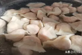 用胡萝卜包饺子好吃的秘诀，只需多加一步，饺子又香又嫩，真好吃图片