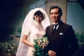 张爱玲《红玫瑰与白玫瑰》：说白了，无论娶谁，男人都会后悔图片