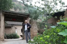山西66岁大叔河滩干活捡到汉代陶器，一个能卖3元钱，看看啥样子图片