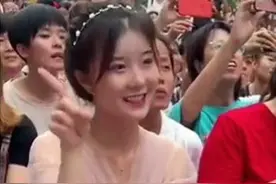 “最美幼师”走红，在台下领舞笑容太治愈，网友：我想回去读书图片