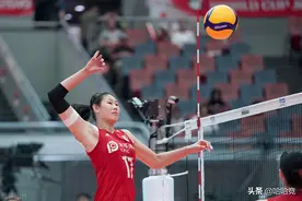 中国女排名将颜妮正式宣布退役，贴出与郎平两个拥抱瞬间令人动容图片