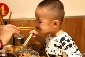 老街里的市井烧烤，不少人一吃就是几十年图片