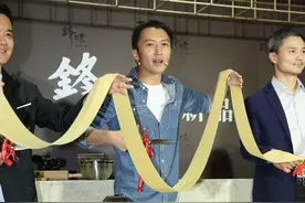 谢霆锋气质成熟但穿衣挺潇洒，牛仔衬衫配T恤，身材看着有点单薄图片