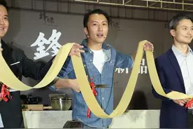 谢霆锋气质成熟但穿衣挺潇洒，牛仔衬衫配T恤，身材看着有点单薄图片