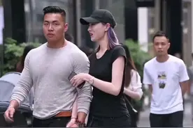 “肌肉男”为秀恩爱太拼了：裤子和女友一样小，穿出去咱也不敢问图片