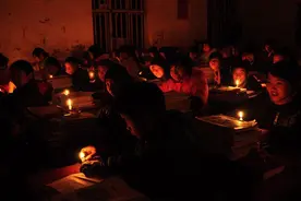 你上学时，遇到过停电的时候吗？学生：隔壁班唱歌我班点蜡烛上课图片