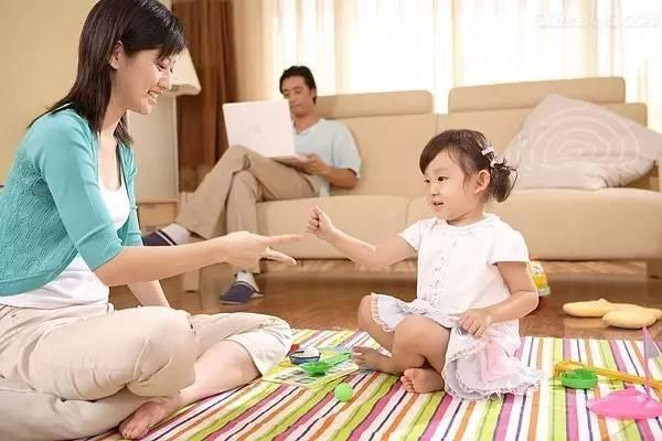 宝爸自制“秋千”哄娃，儿子淡定坐着，妈妈：一个敢坐一个敢摇