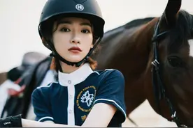 吴谨言骑马造型来了，太吸引眼球了，真是英姿飒爽，太酷太美图片