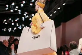 一个破纸袋都能卖8千？甚至还穿在身上！大牌是想钱想疯了吗图片