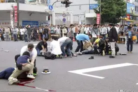 日本最严重的报复社会砍杀路人事件：2008年6月8日秋叶原杀人案图片