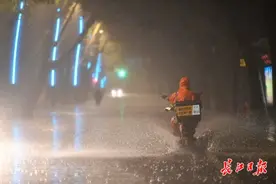 武汉暴雨夜｜图集图片