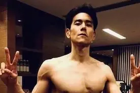 彭于晏一身肌肉 , 连男士都羡慕 , 近日他瘦到脊椎骨凸起图片