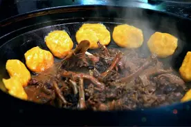 满满的一锅榛蘑炖大鹅，光闻香味就能吃上六个饼子图片