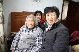 儿子每到周末带孩子看望父母，邻居纷纷羡慕，老人：希望别再来了图片