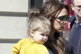 小七上学，母女俩依依不舍亲吻告别，贝嫂“高冷脸”终于有笑容了图片