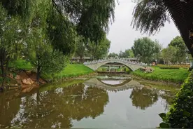 惊艳，喜看华丽变身的泰山西湖，上联：湖光山色惹人醉，邀下联图片